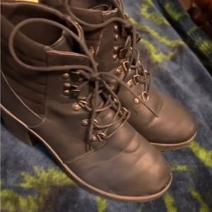 I’m selling these boots to help pay for my college they are in good shape new